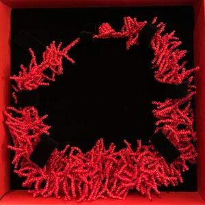 NIB Two’s Company Beaded Coral Look Necklace